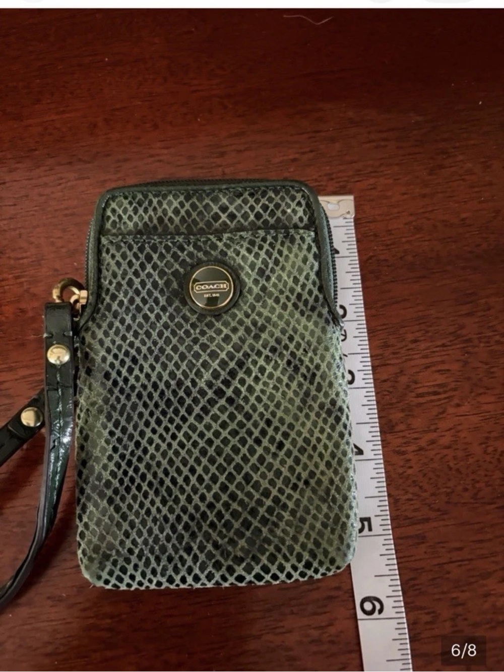 Coach Signature Snake
Embossed Universal Phone Case
Wristlet Green F67040 - Picture 4 of 6